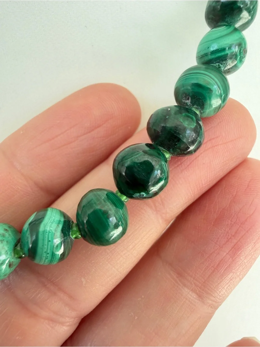 18” Vintage graduated malachite and seed bead necklace w/ gold tone clasp!